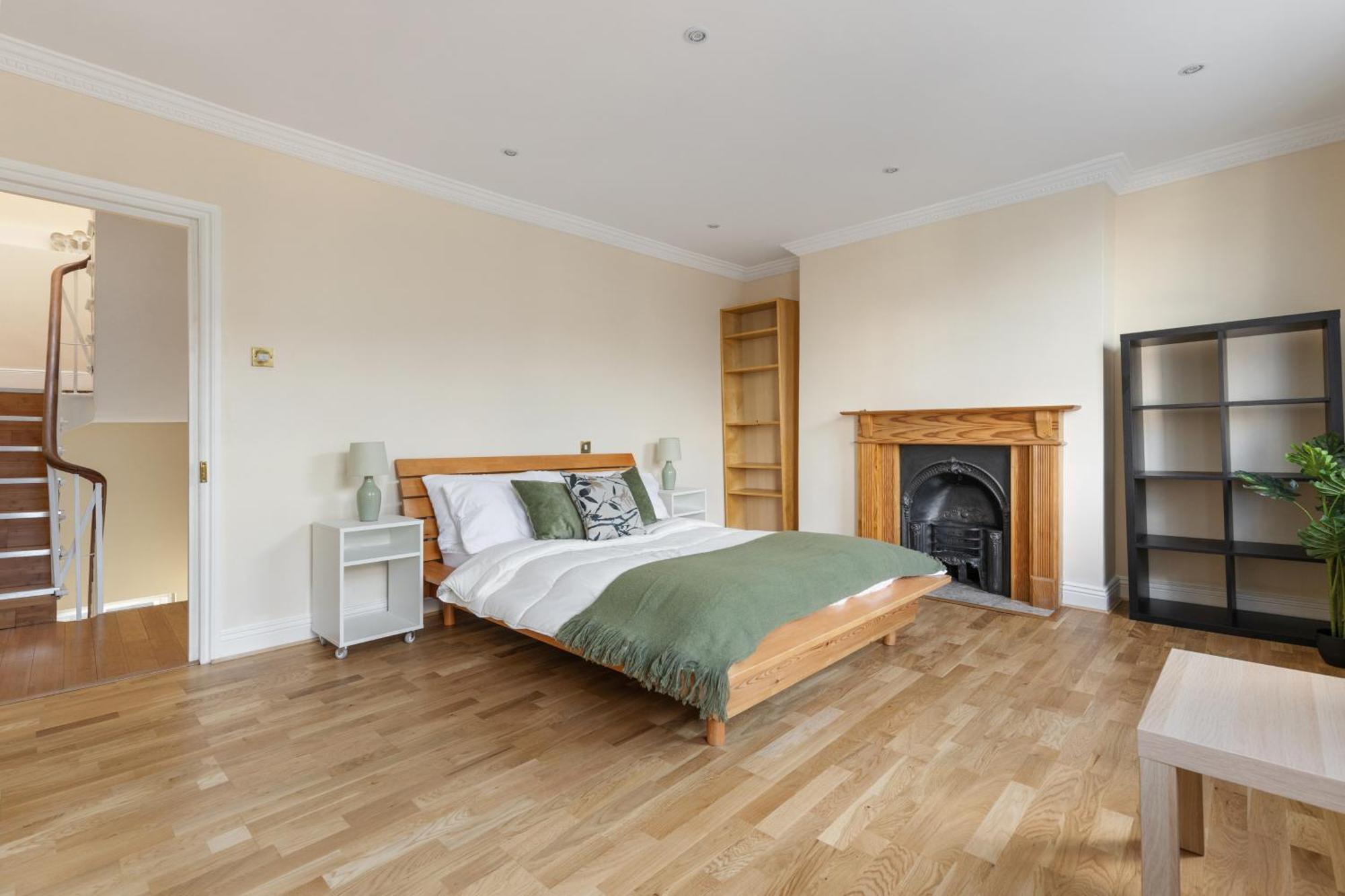Parea Living - Spacious 4 Story House, Families, Big Groups * London