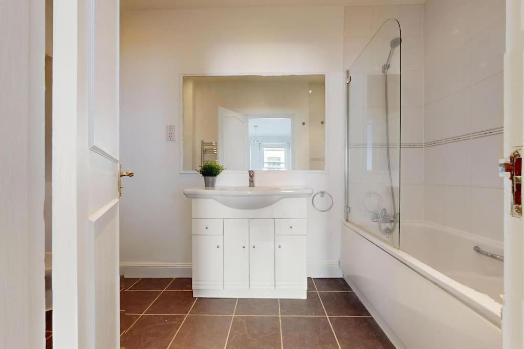 Prime Location Prince's Gate Mews 4bd 3 Bath Ferienhaus London