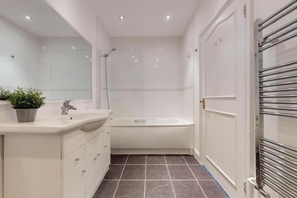 Prime Location Prince's Gate Mews 4bd 3 Bath Ferienhaus London