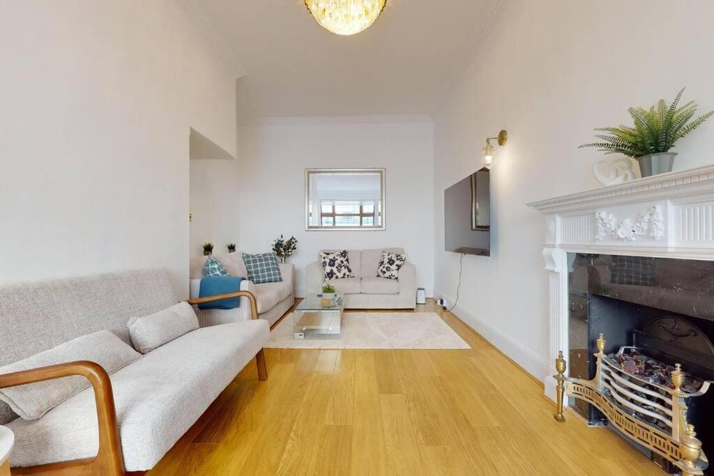 Prime Location Prince's Gate Mews 4bd 3 Bath *