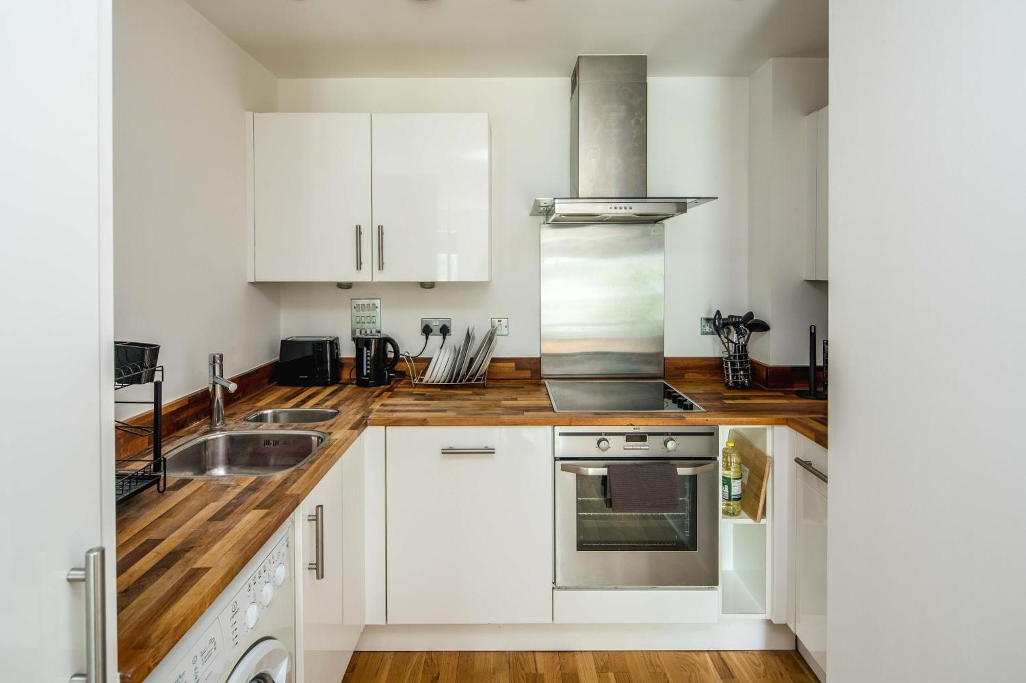 One Bedroom Near With Private Balcony Apartment London