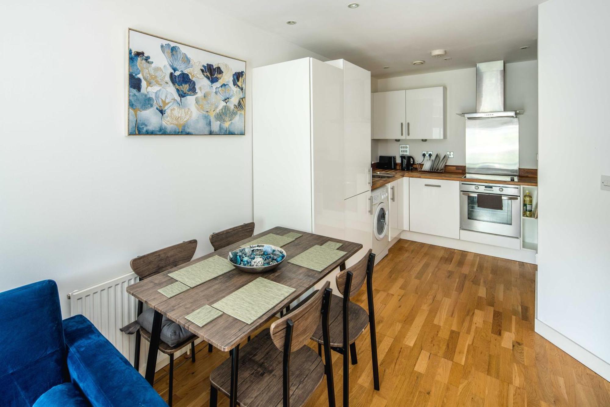One Bedroom Near With Private Balcony London