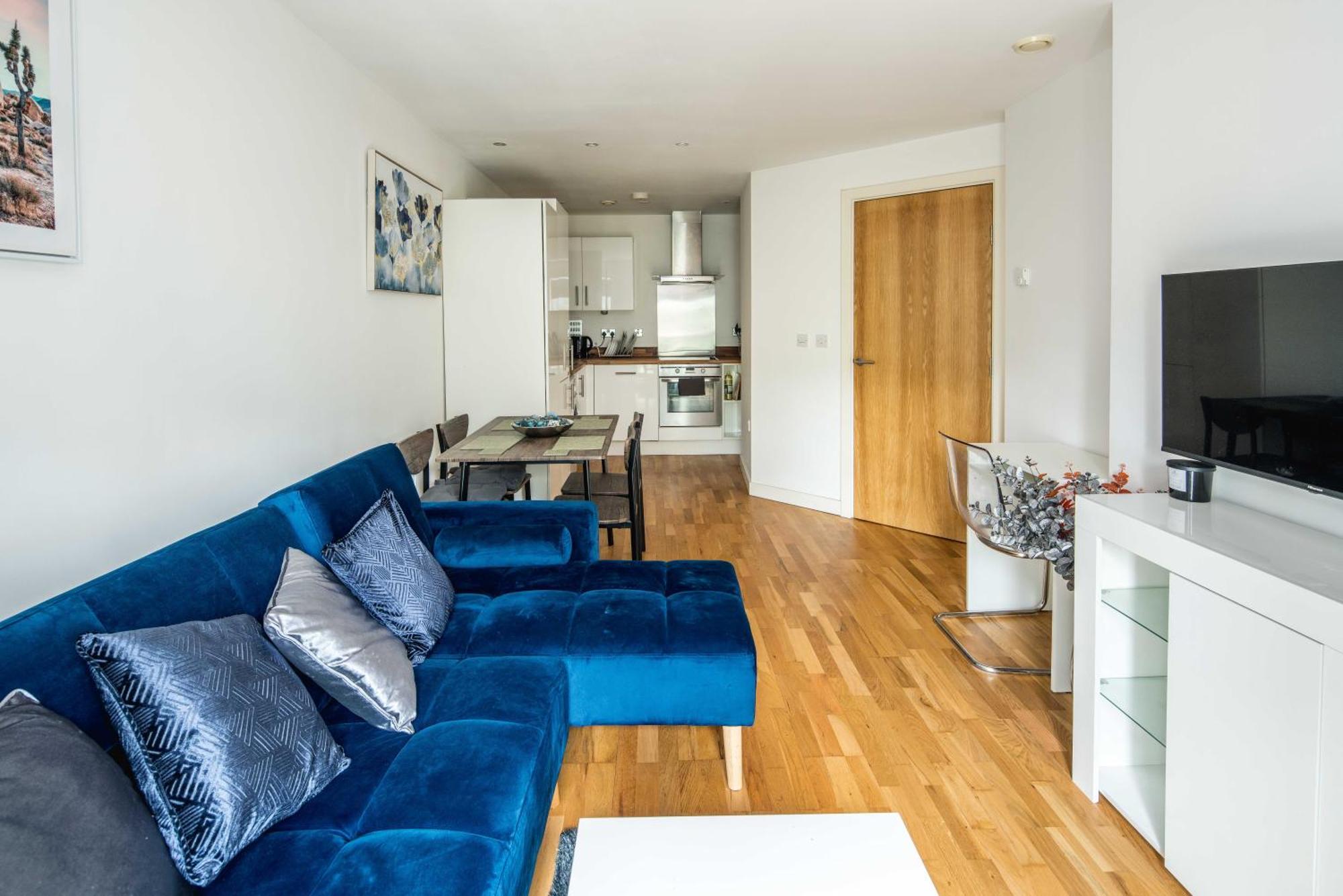 Apartment One Bedroom Near With Private Balcony *