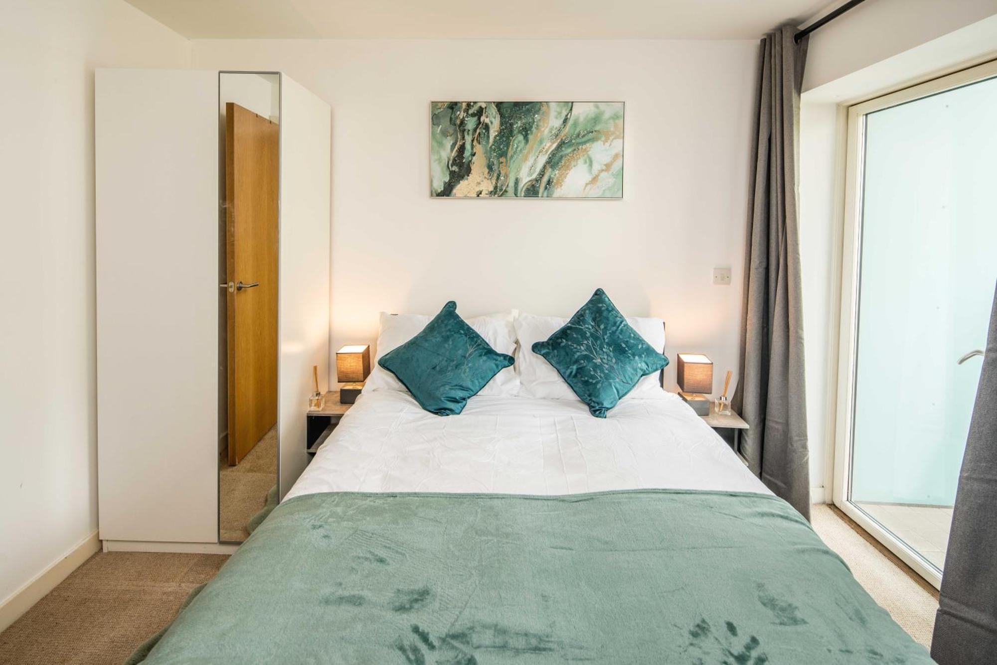 One Bedroom Near With Private Balcony Apartment London
