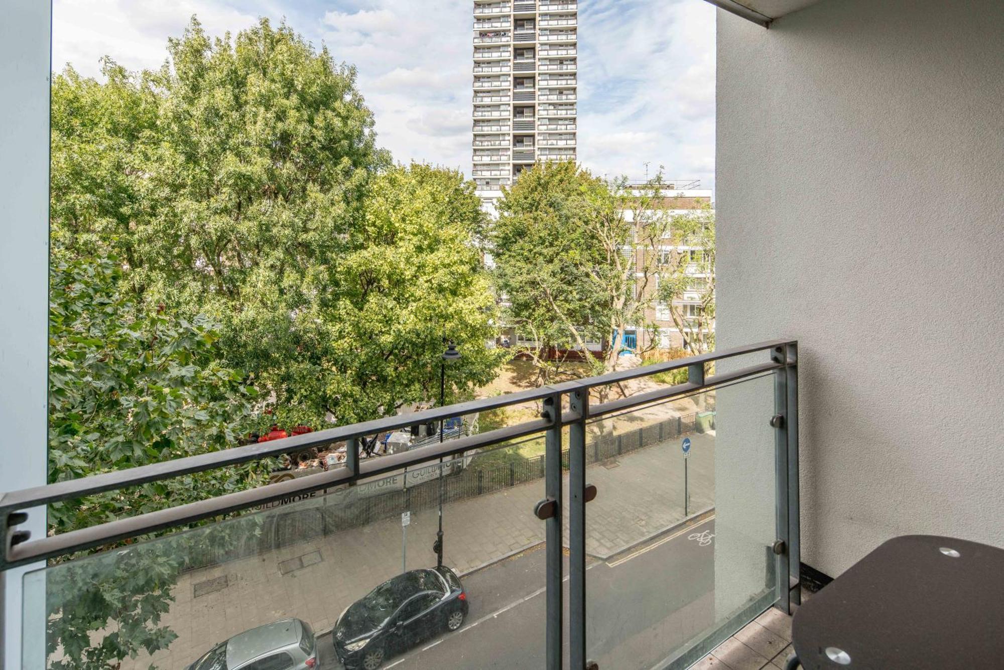 One Bedroom Near With Private Balcony Apartment London
