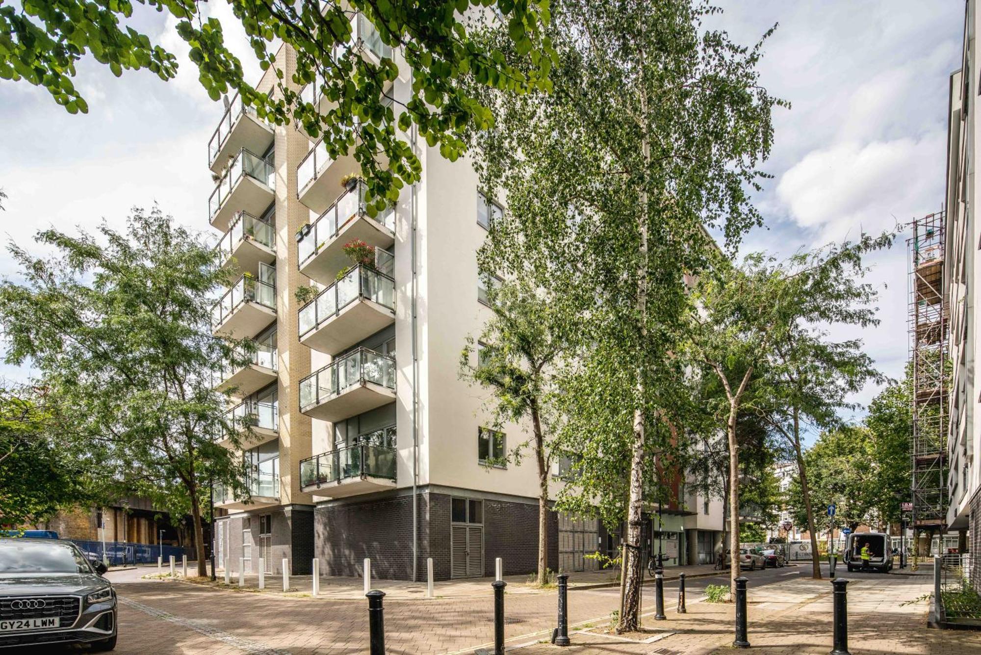 One Bedroom Near With Private Balcony * London