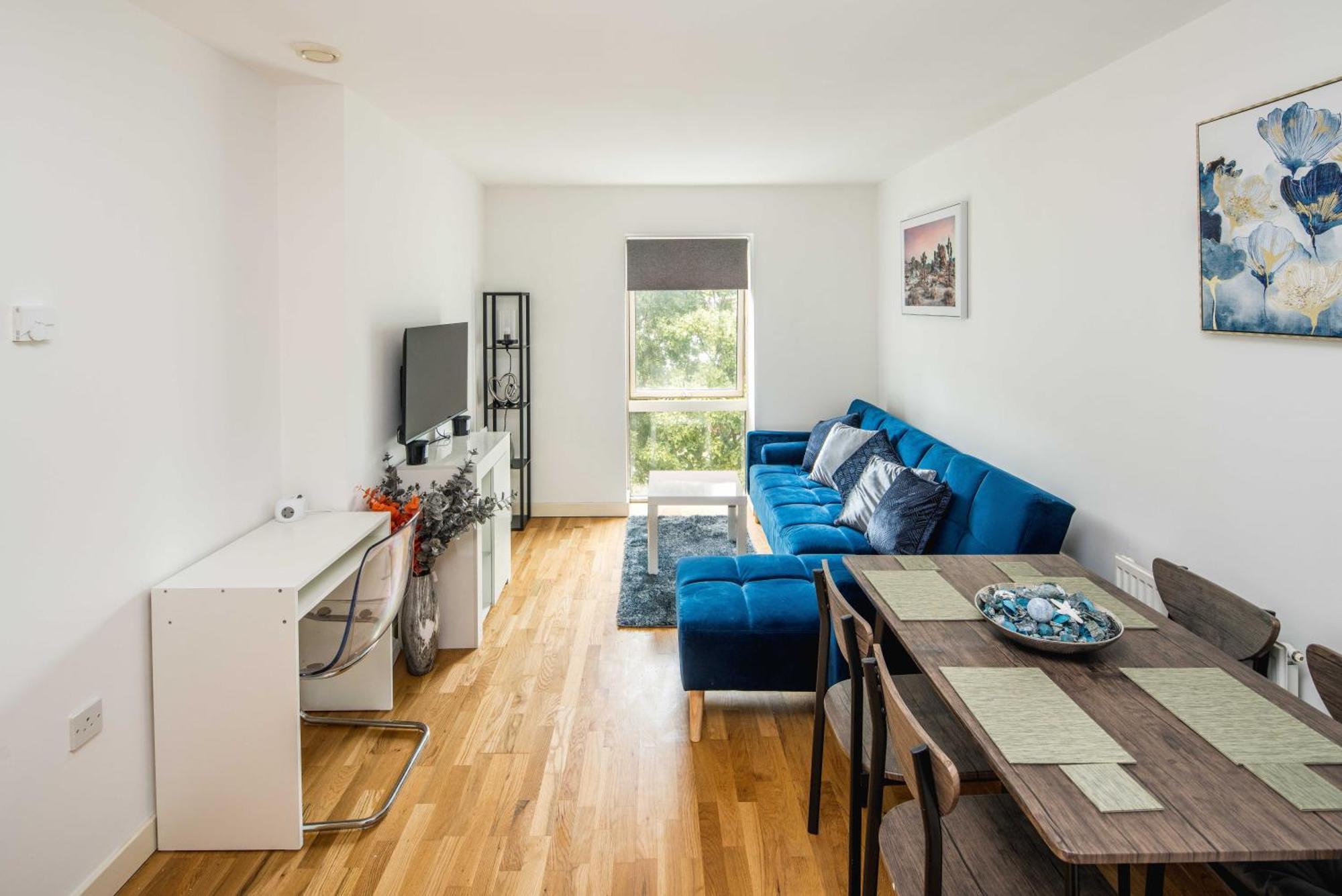 Apartment One Bedroom Near With Private Balcony *