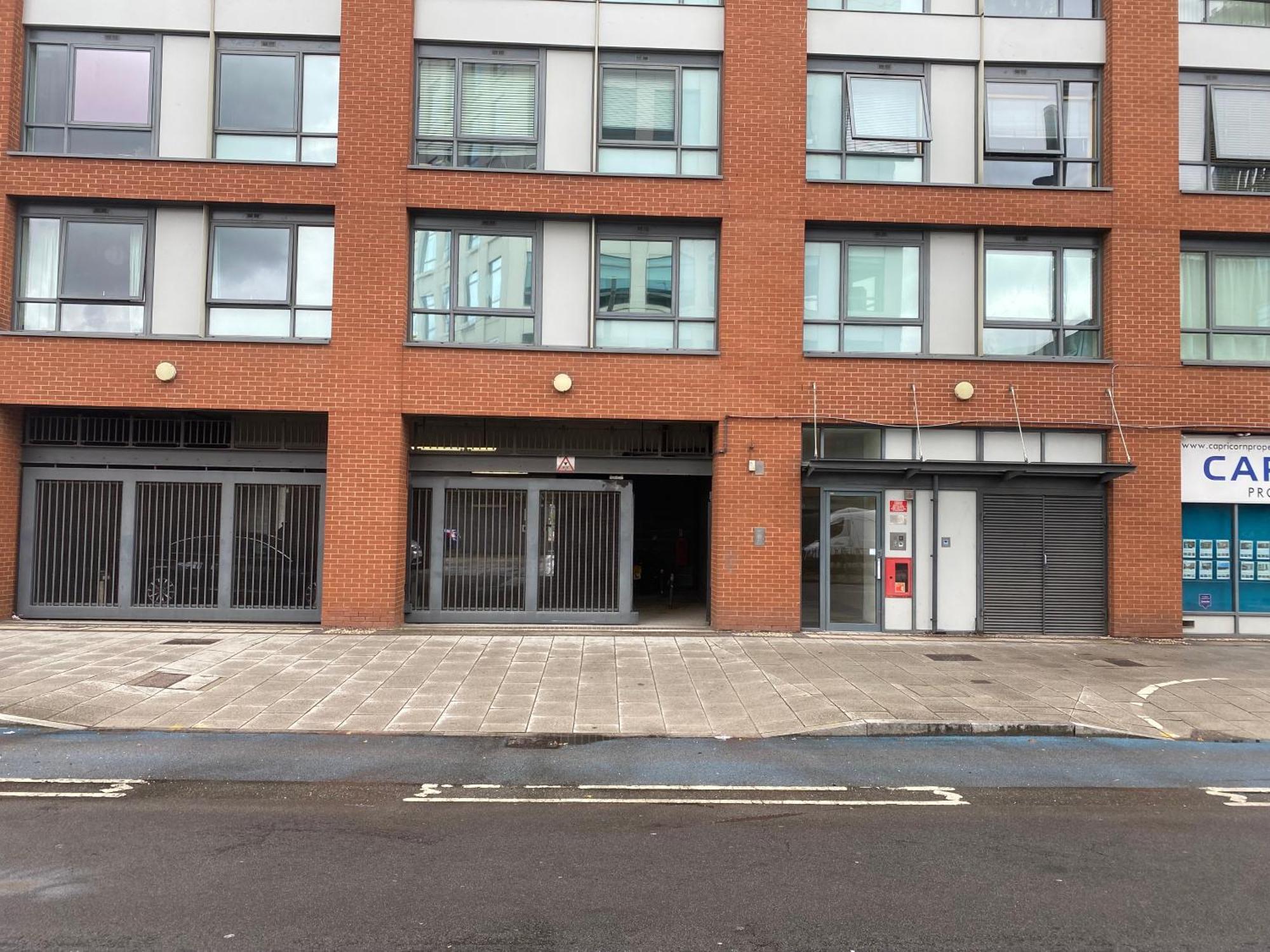 Apartment Modern 3 Beds 2 Bath Flat - Parking & Sleeps 6 *