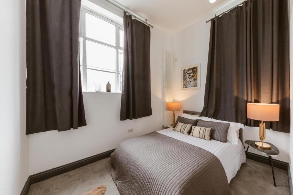3 Bed Warehouse In Chiswick Apartment