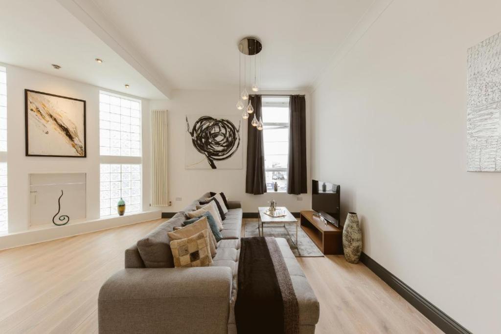 3 Bed Warehouse In Chiswick