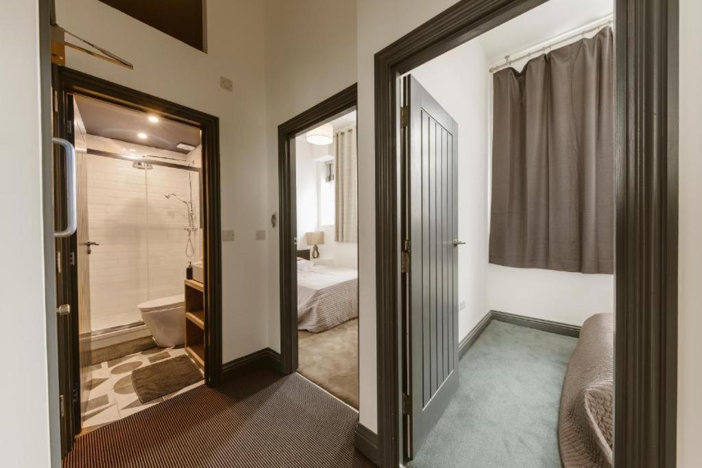 Apartment 3 Bed Warehouse In Chiswick *