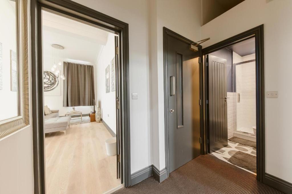 3 Bed Warehouse In Chiswick Apartment London