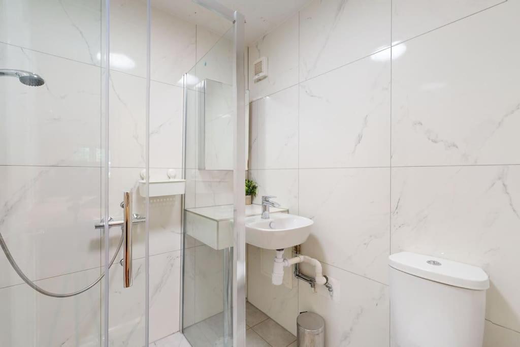 185 Lanark Apartment