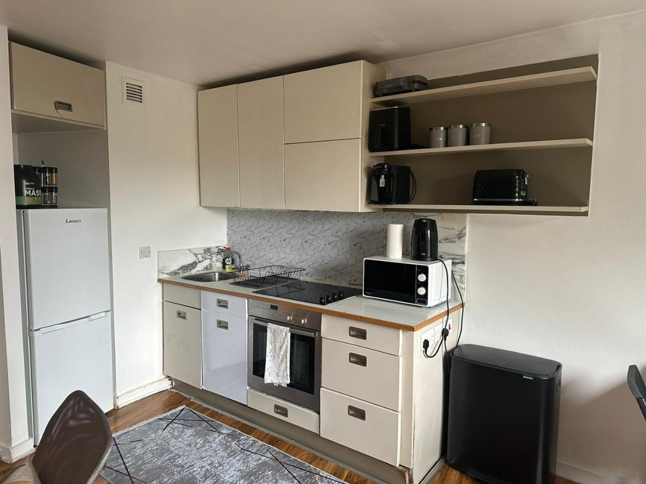 Charming 1bdr Serviced Condo! 4 Guests Pool N Free Parking London