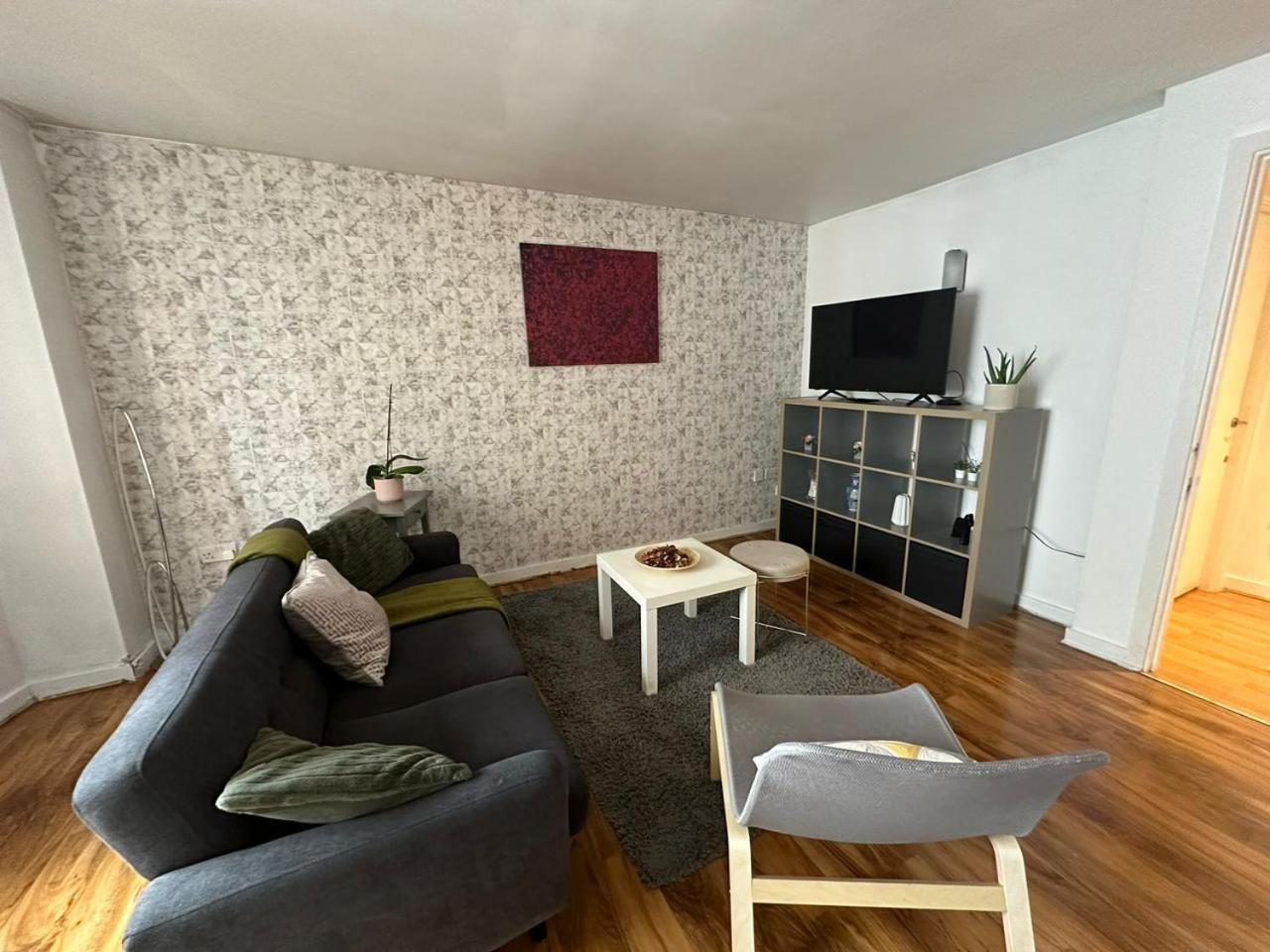 Apartment Charming 1bdr Serviced Condo! 4 Guests Pool N Free Parking *