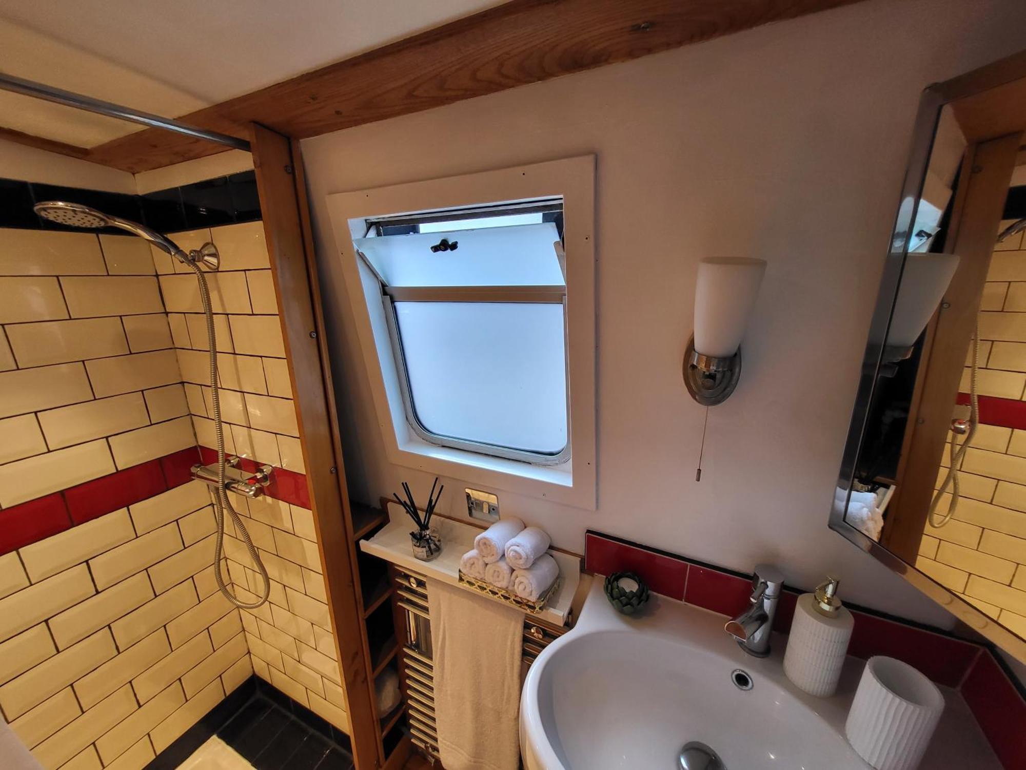 Botel Cosy Canal Boat In Little Venice For Family & Friends