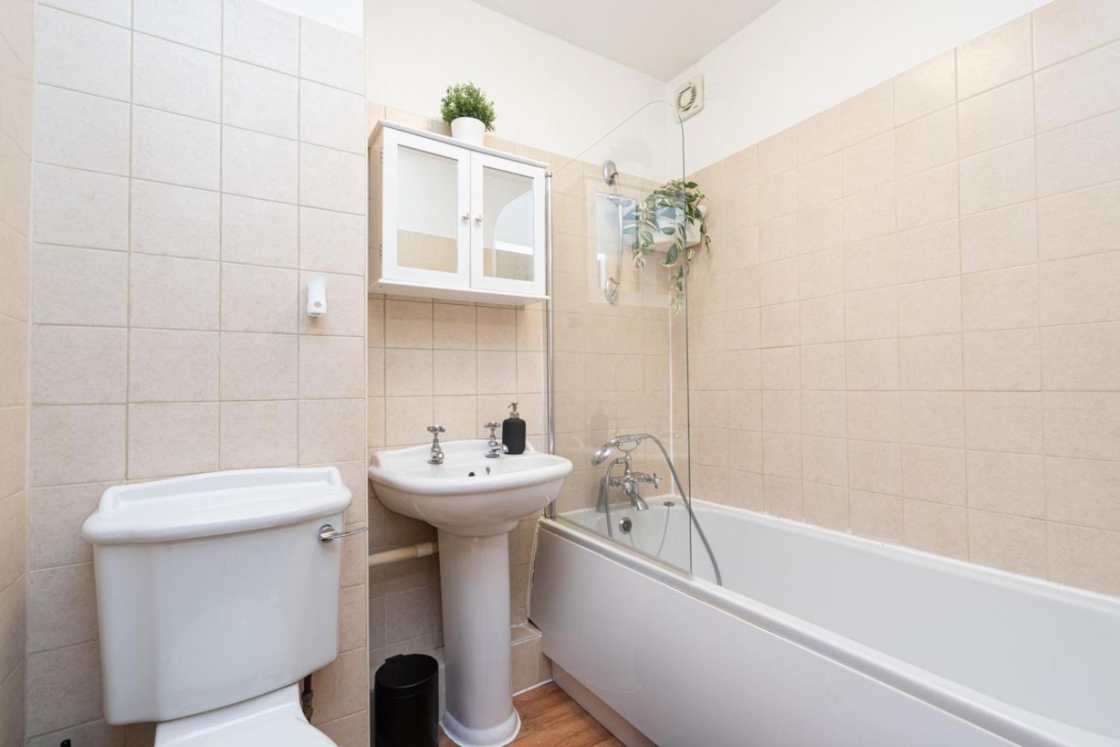 In Elephant & Castle With Parking Apartment London