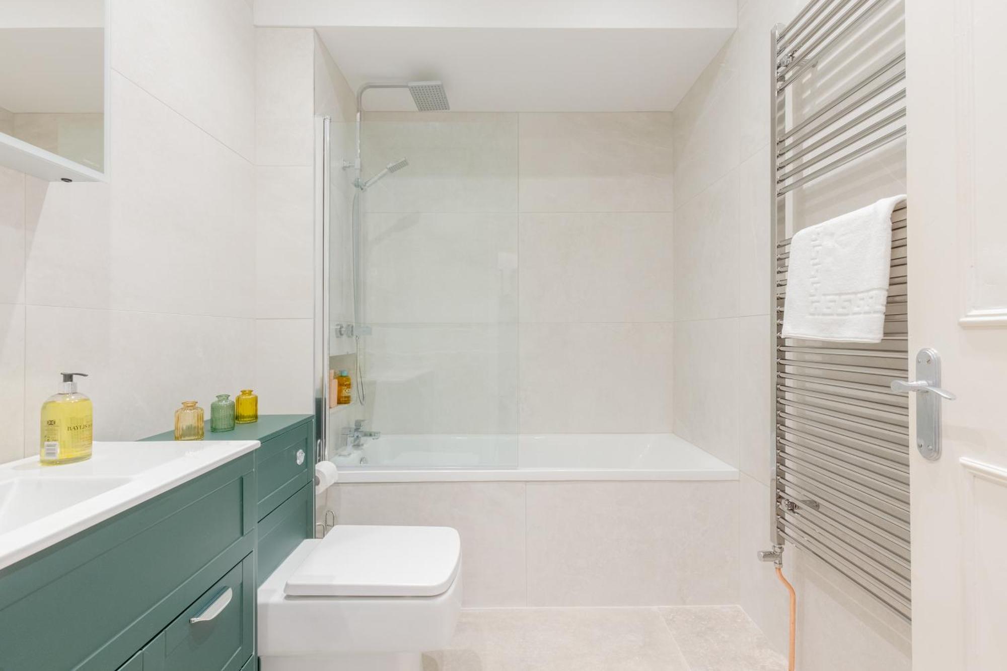 Sophisticated 2bd Flat With Patio West Kensington Apartment