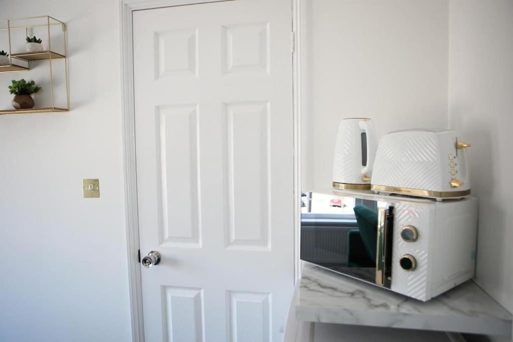 Wanstead Gem! Bright, Cosy & Immaculate 1 Bed On The High Street! Apartment