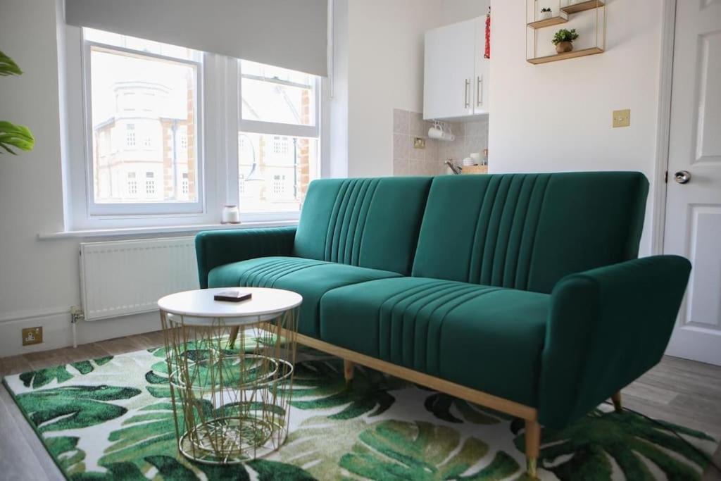 Wanstead Gem! Bright, Cosy & Immaculate 1 Bed On The High Street! London