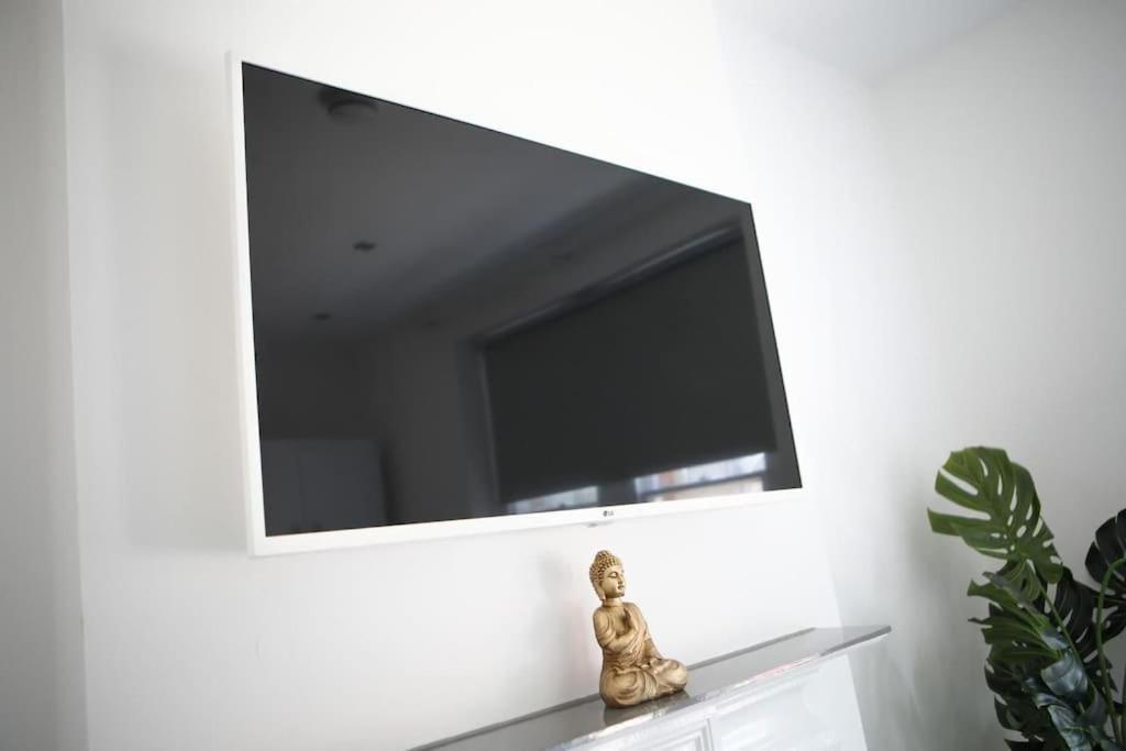 Apartment Wanstead Gem! Bright, Cosy & Immaculate 1 Bed On The High Street! London