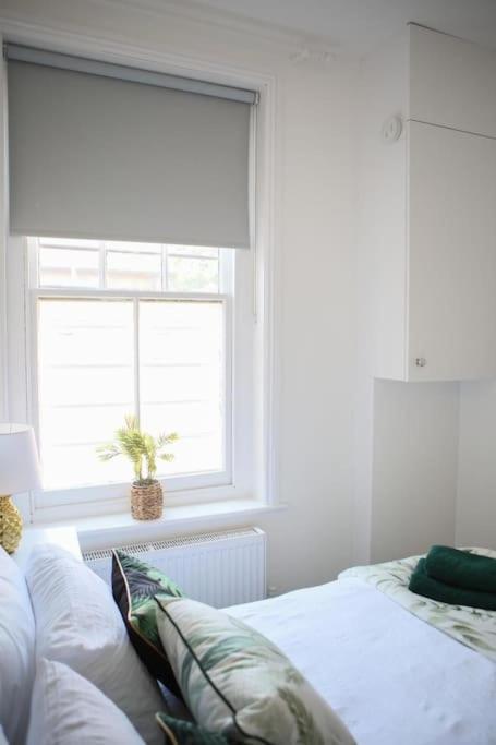 Wanstead Gem! Bright, Cosy & Immaculate 1 Bed On The High Street!