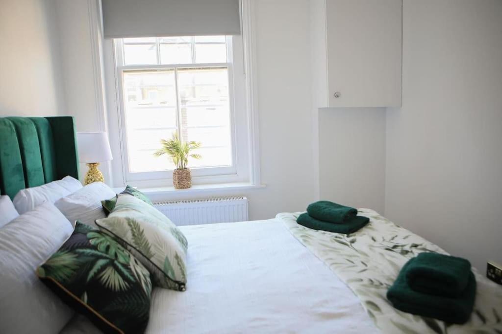 Wanstead Gem! Bright, Cosy & Immaculate 1 Bed On The High Street! * London