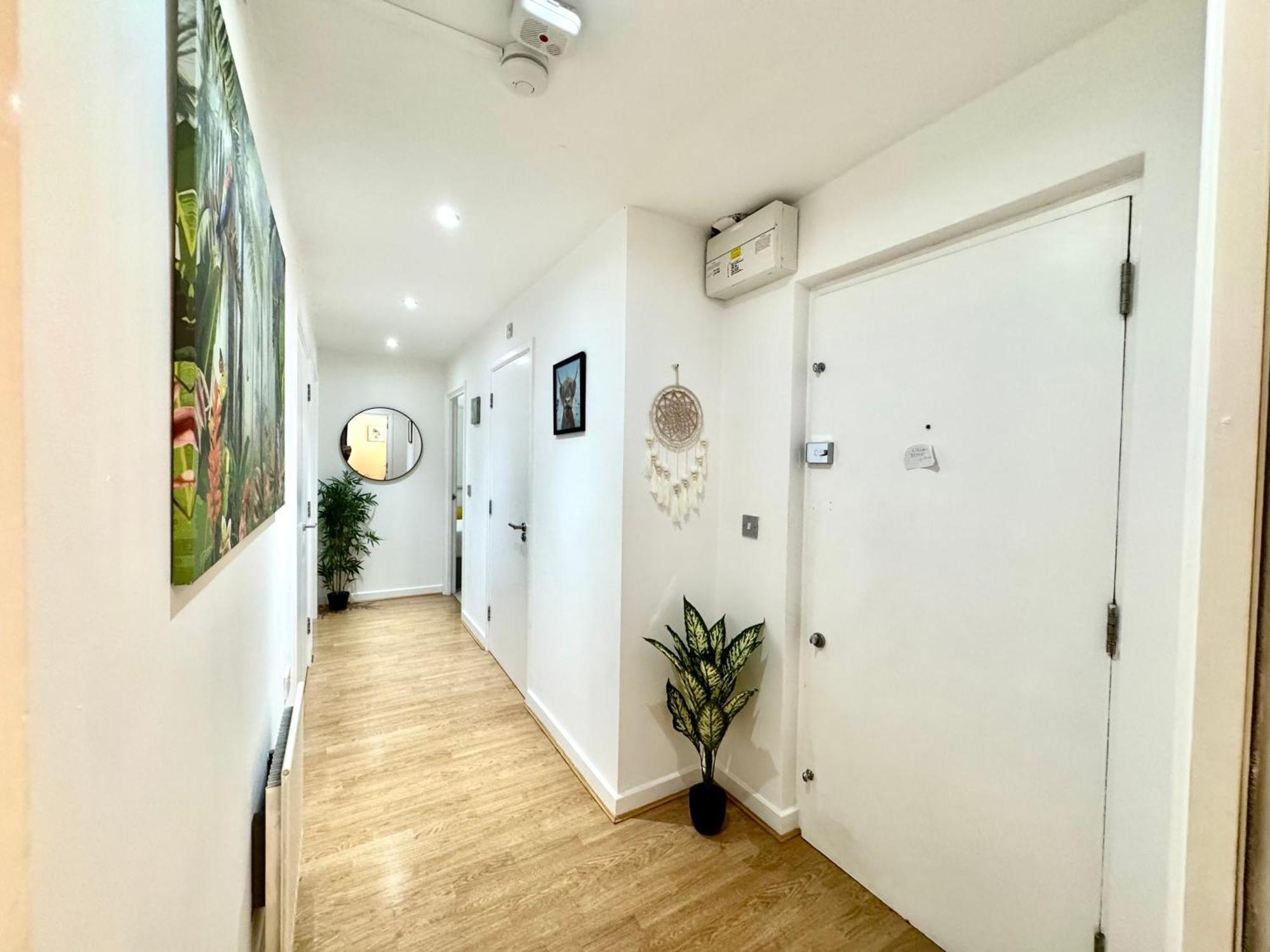 Apartment 2 Bed, 2 Bath, Ground Floor Whole With Parking, Near & Stratford, Close To Station, Zone 2
