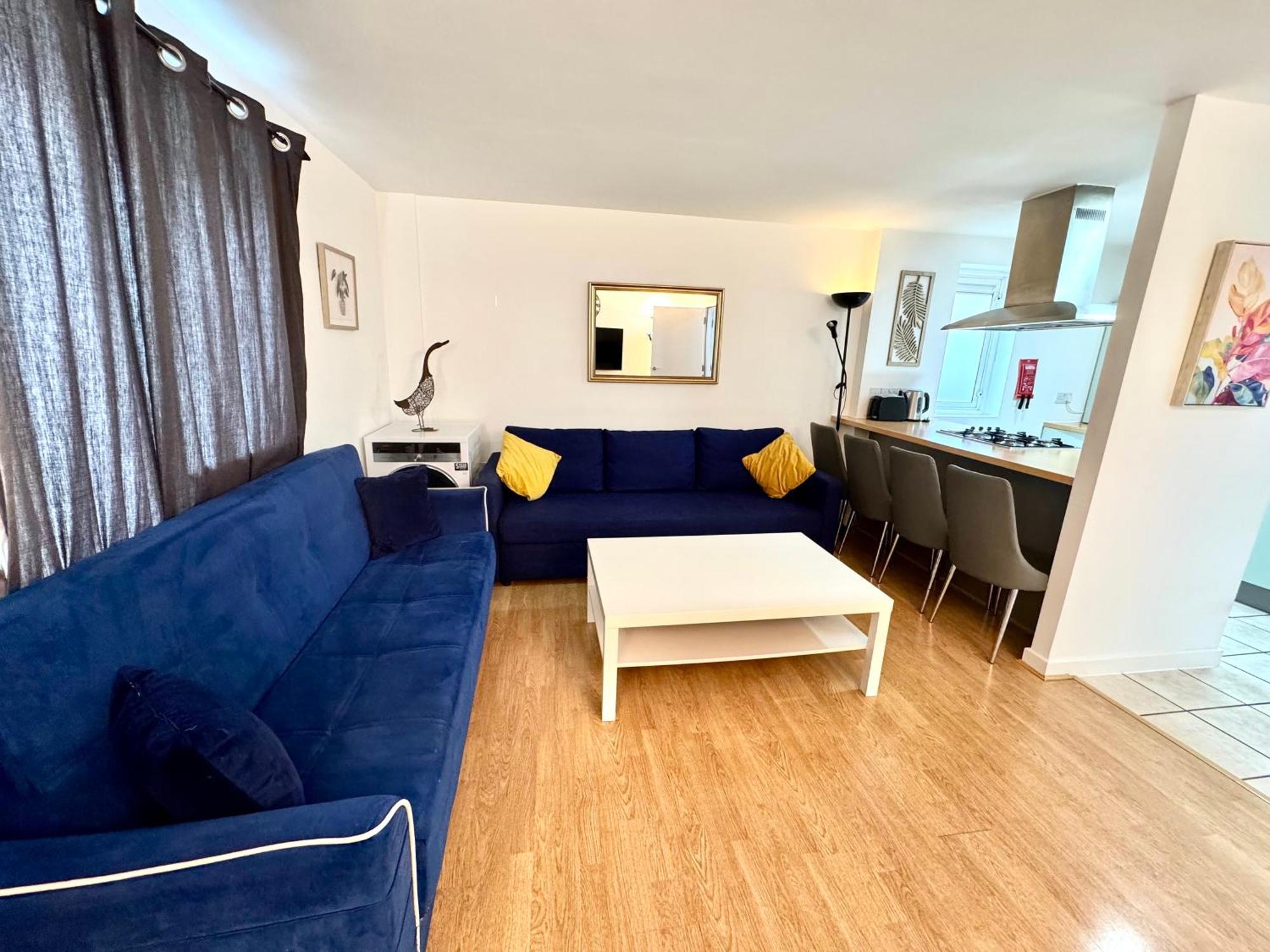 Apartment 2 Bed, 2 Bath, Ground Floor Whole With Parking, Near & Stratford, Close To Station, Zone 2 *