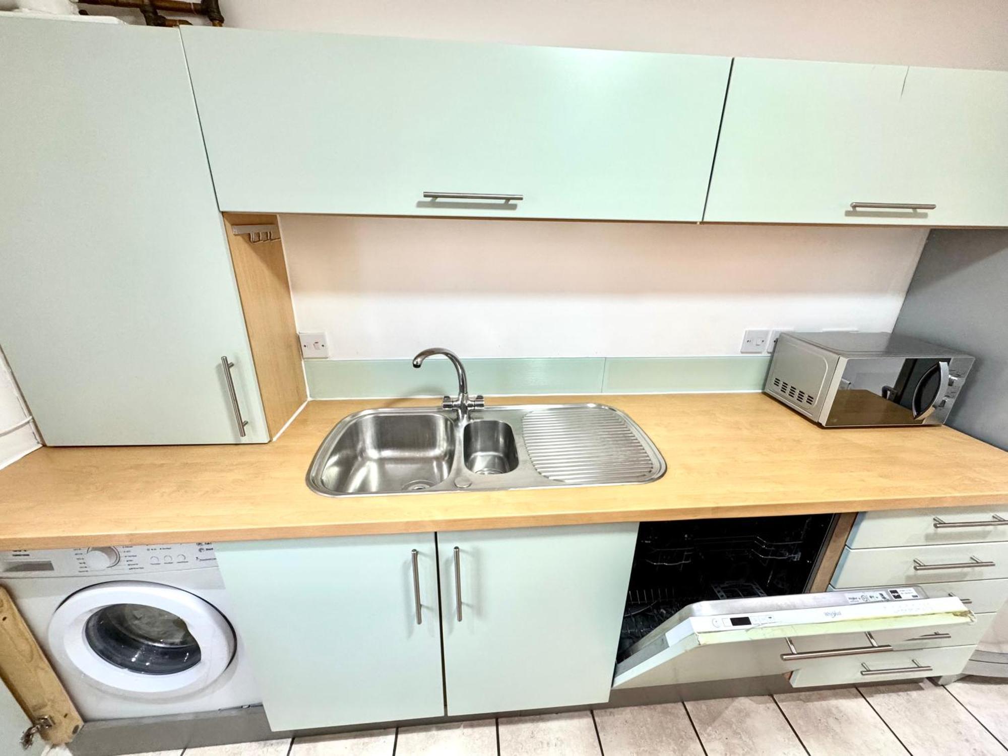 2 Bed, 2 Bath, Ground Floor Whole With Parking, Near & Stratford, Close To Station, Zone 2 Apartment London