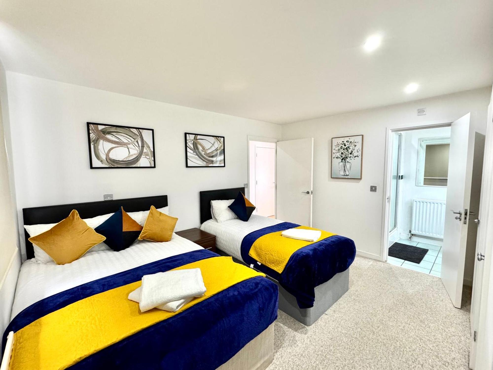 Apartment 2 Bed, 2 Bath, Ground Floor Whole With Parking, Near & Stratford, Close To Station, Zone 2 *