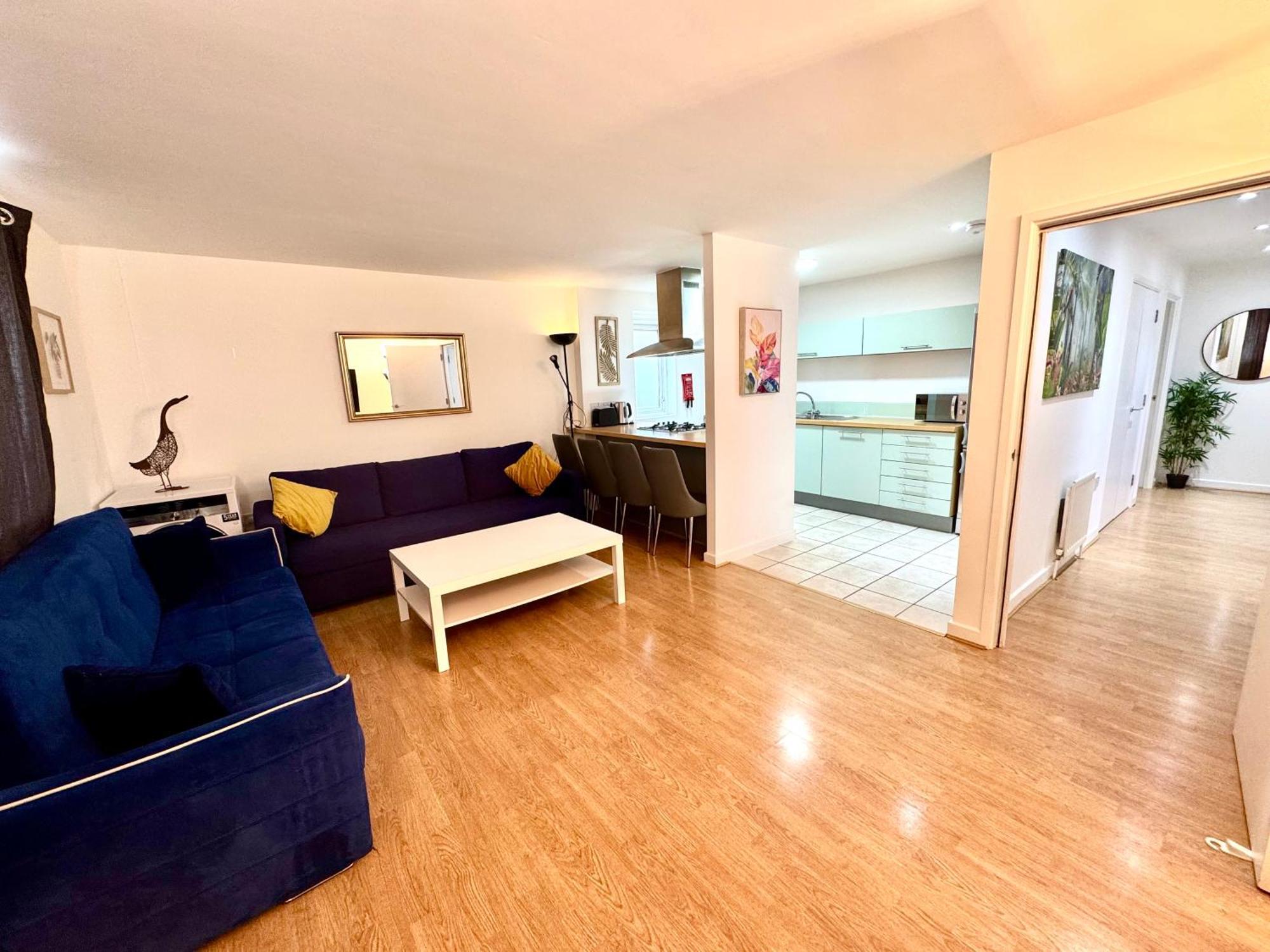 Apartment 2 Bed, 2 Bath, Ground Floor Whole With Parking, Near & Stratford, Close To Station, Zone 2