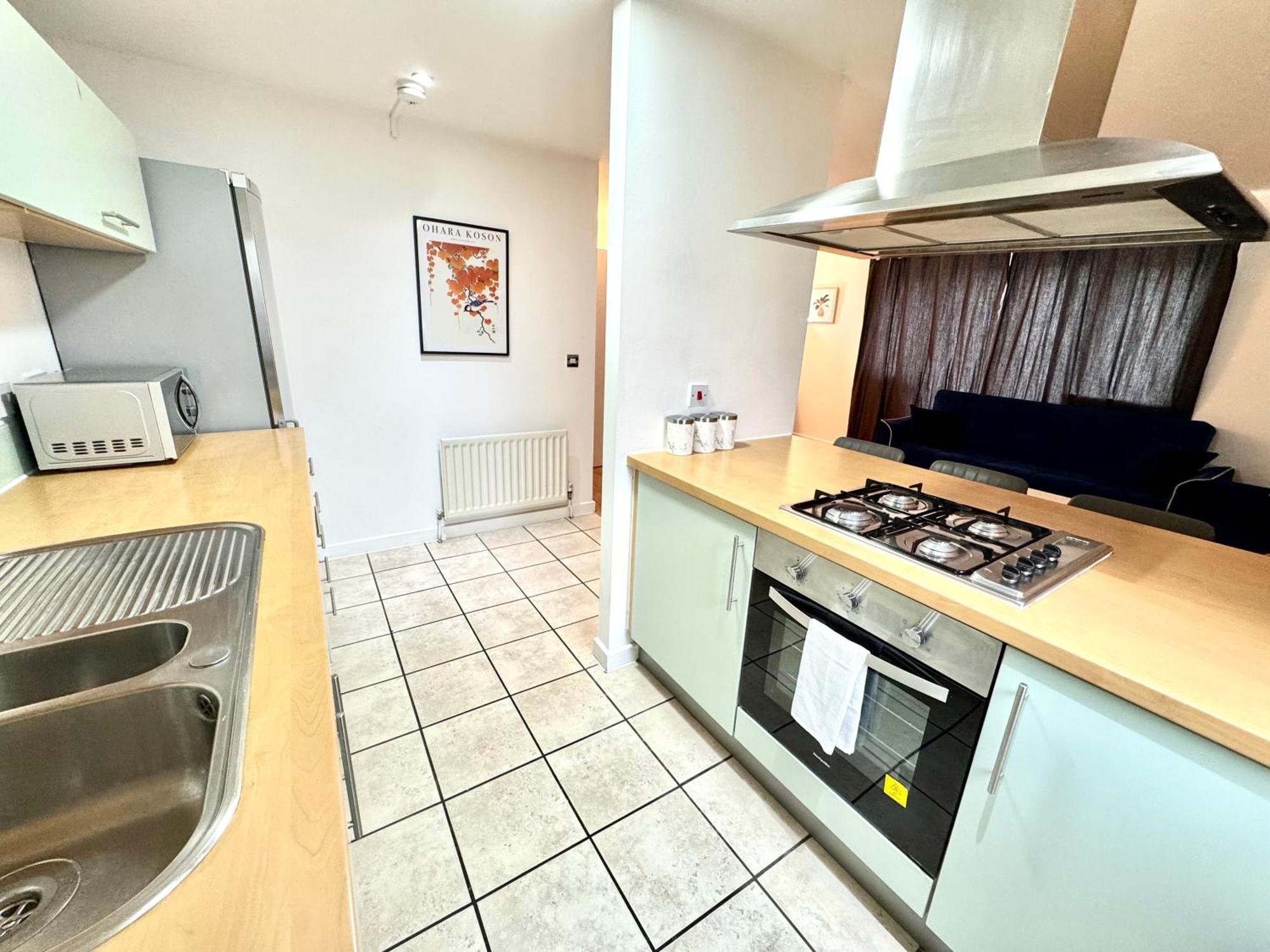 2 Bed, 2 Bath, Ground Floor Whole With Parking, Near & Stratford, Close To Station, Zone 2 London