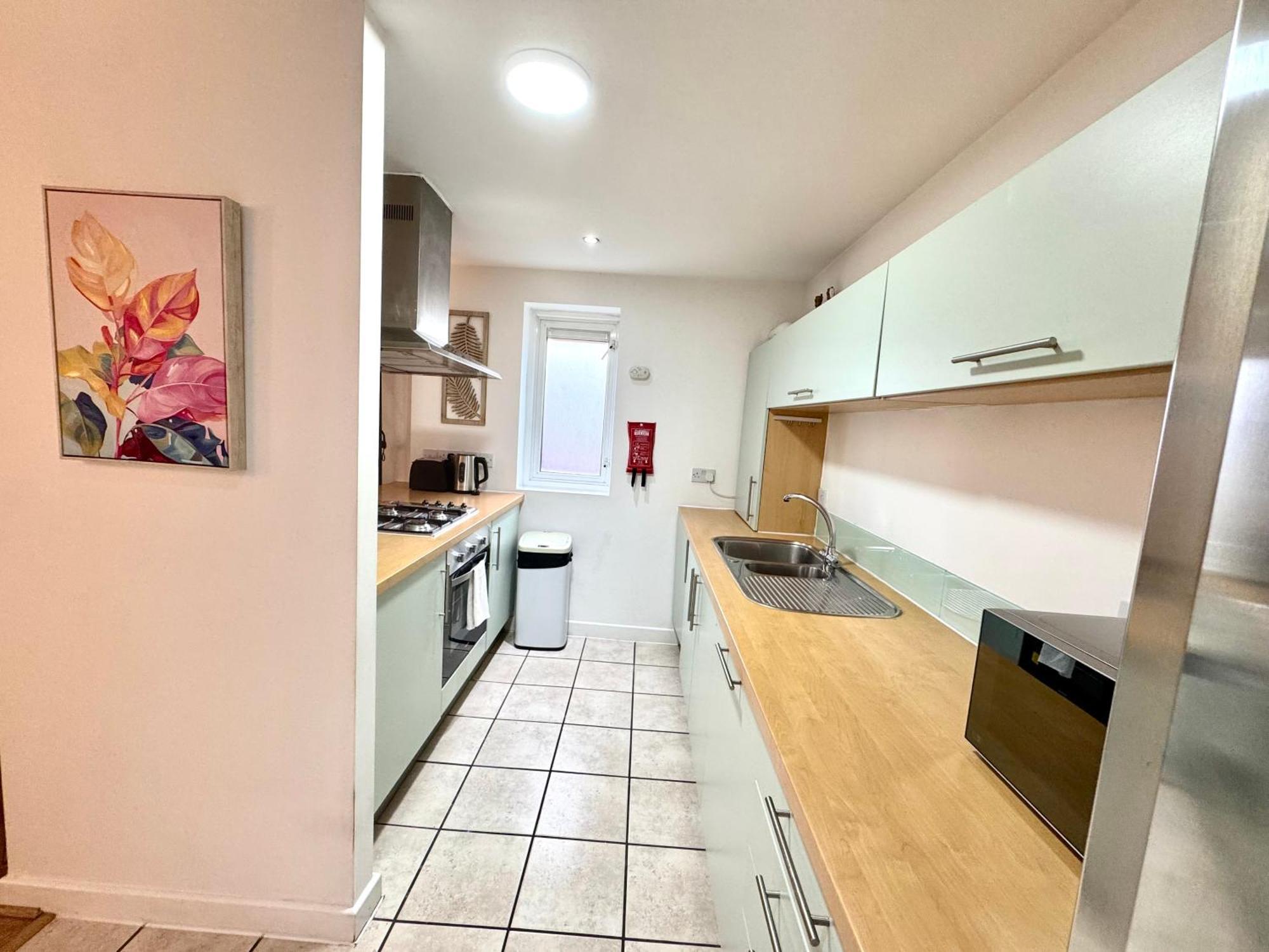 Apartment 2 Bed, 2 Bath, Ground Floor Whole With Parking, Near & Stratford, Close To Station, Zone 2 *