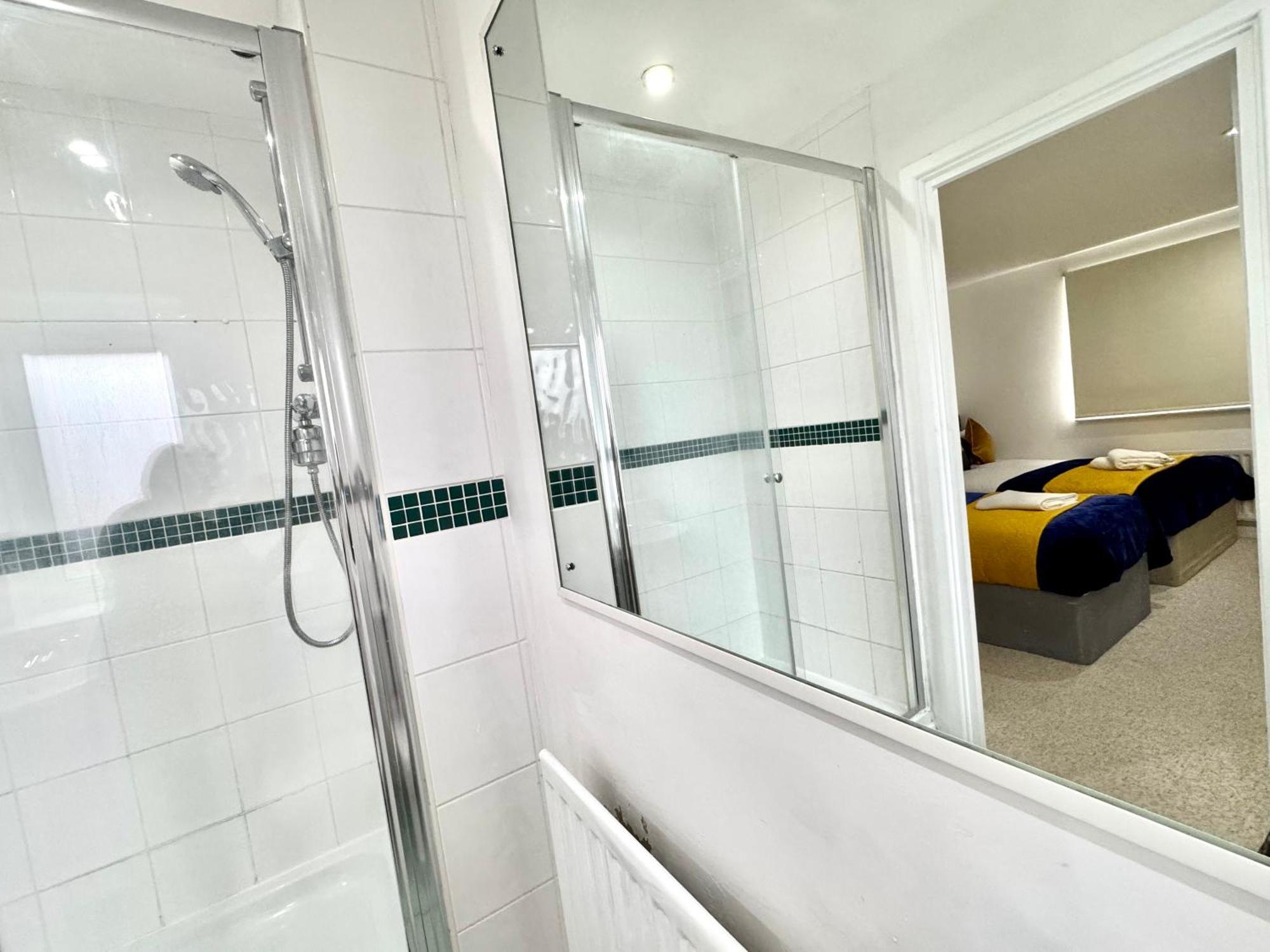 2 Bed, 2 Bath, Ground Floor Whole With Parking, Near & Stratford, Close To Station, Zone 2 Apartment *