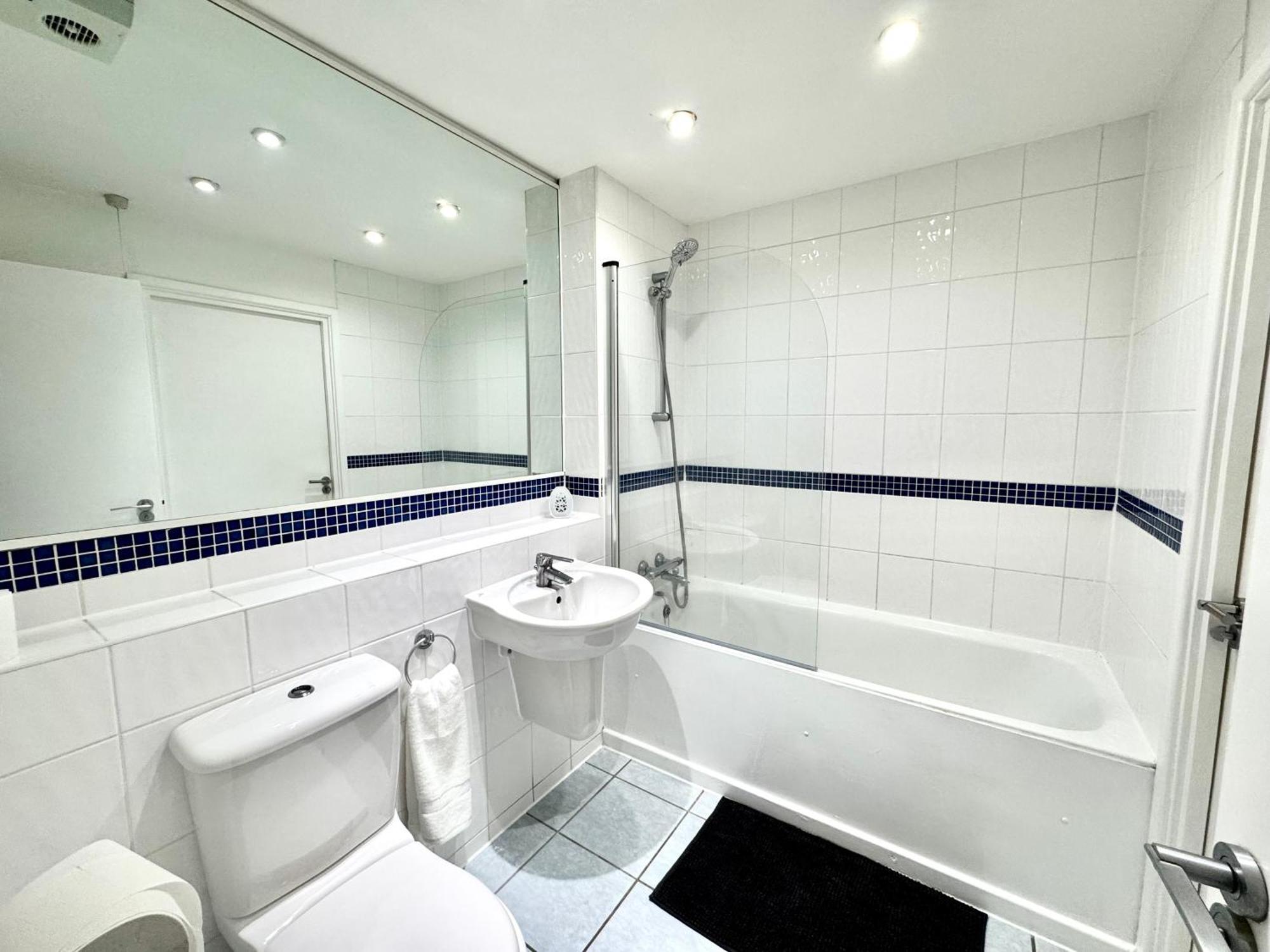 2 Bed, 2 Bath, Ground Floor Whole With Parking, Near & Stratford, Close To Station, Zone 2 * London