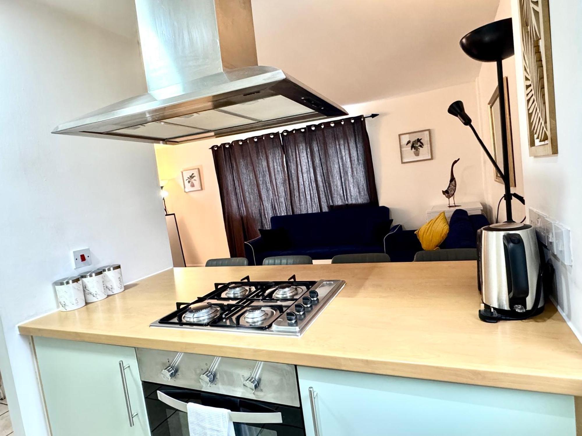 2 Bed, 2 Bath, Ground Floor Whole With Parking, Near & Stratford, Close To Station, Zone 2 London