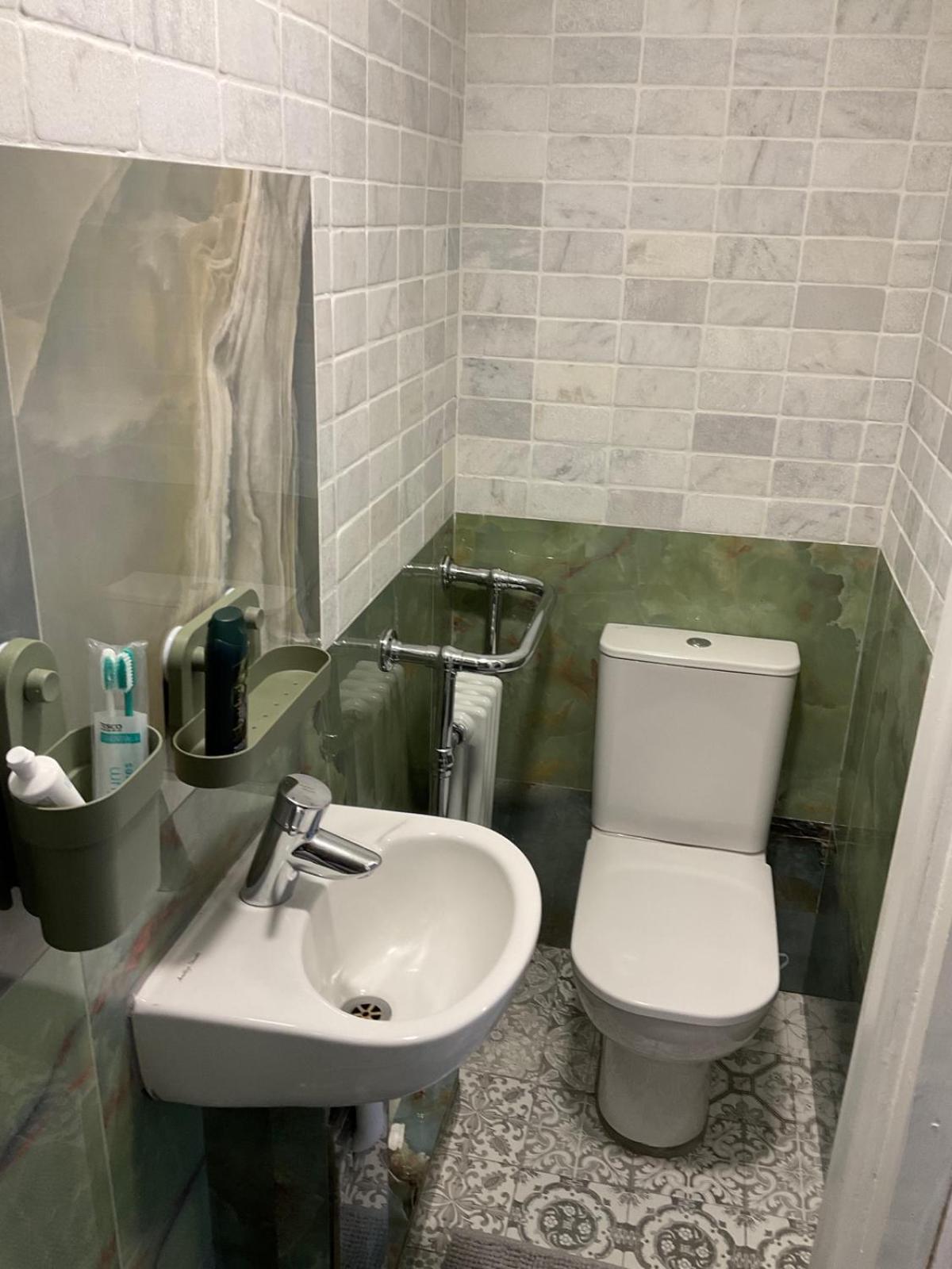 1 Cozy And Modern In * London