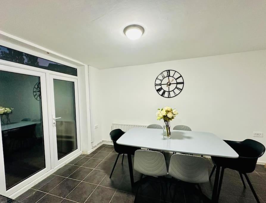Apartment Urban Serenity South East 3 Bedroom House *