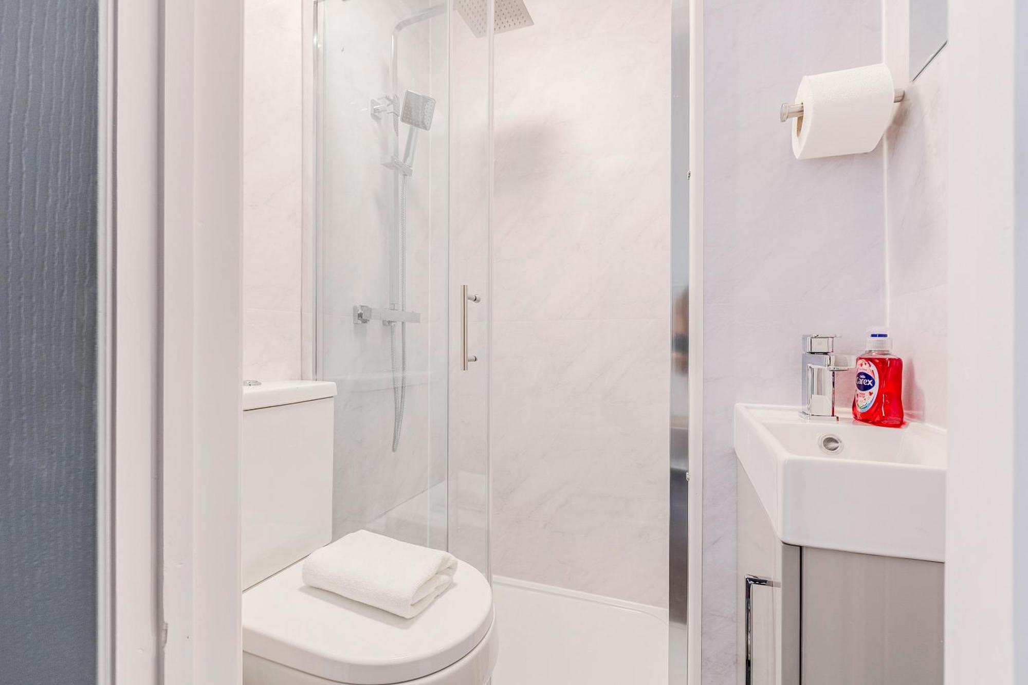 Large & Charming 5br House Near Kensington Olympia *