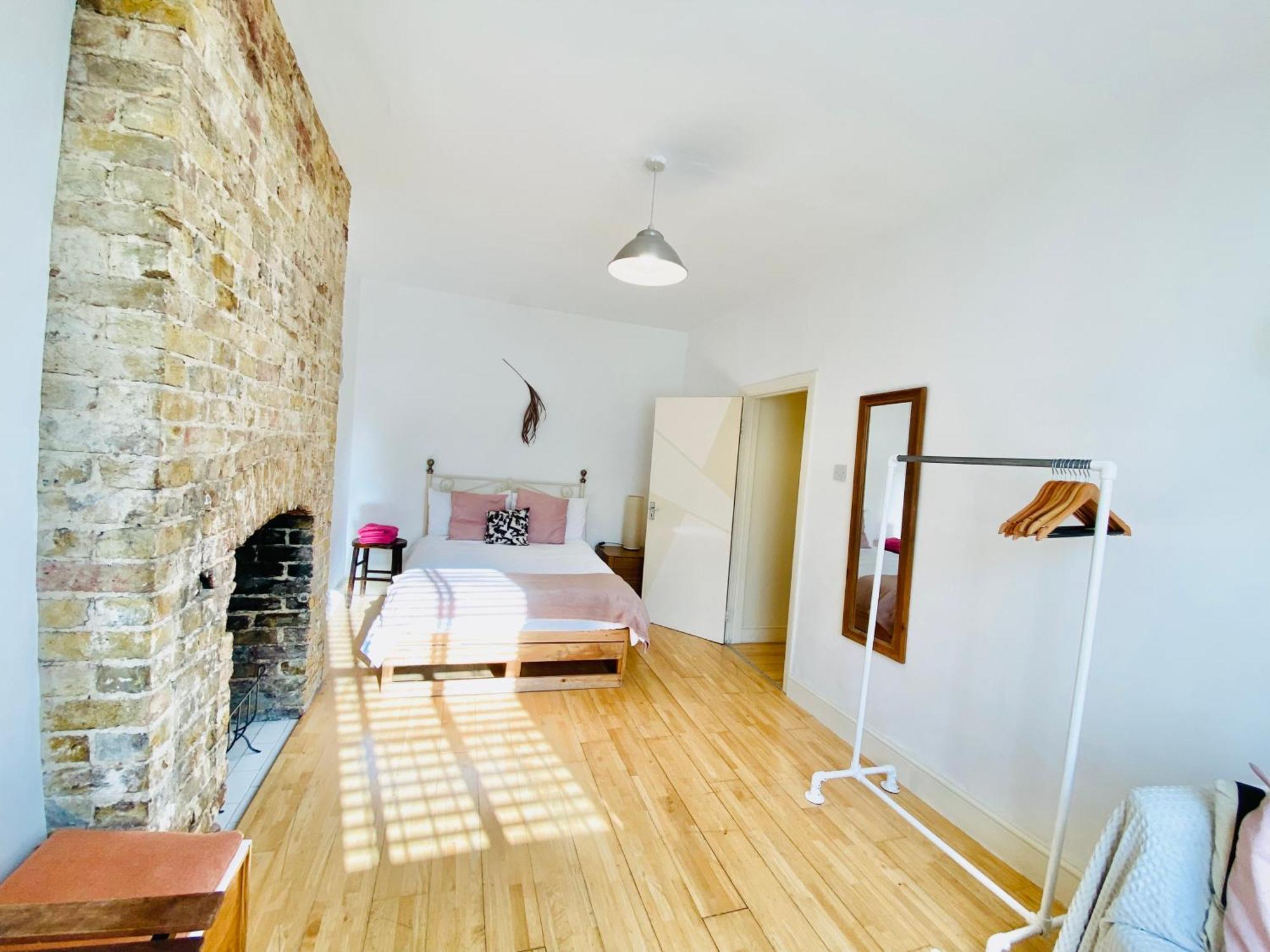 London's East End 2 Bedroom Apartment *