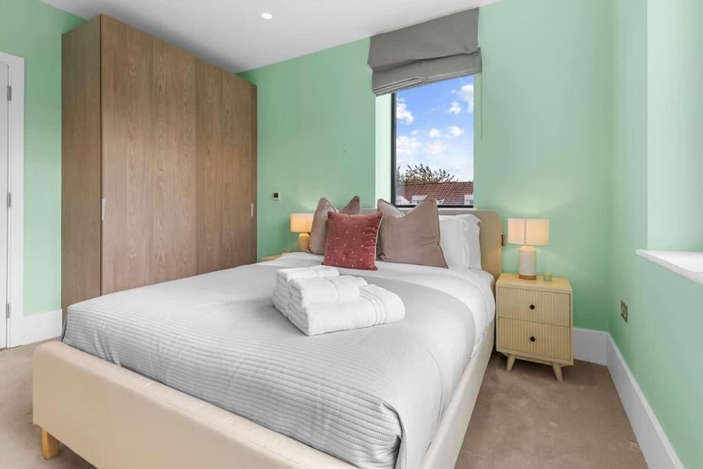 Stylishly Designed 4 Bedroom Apartamento Londres
