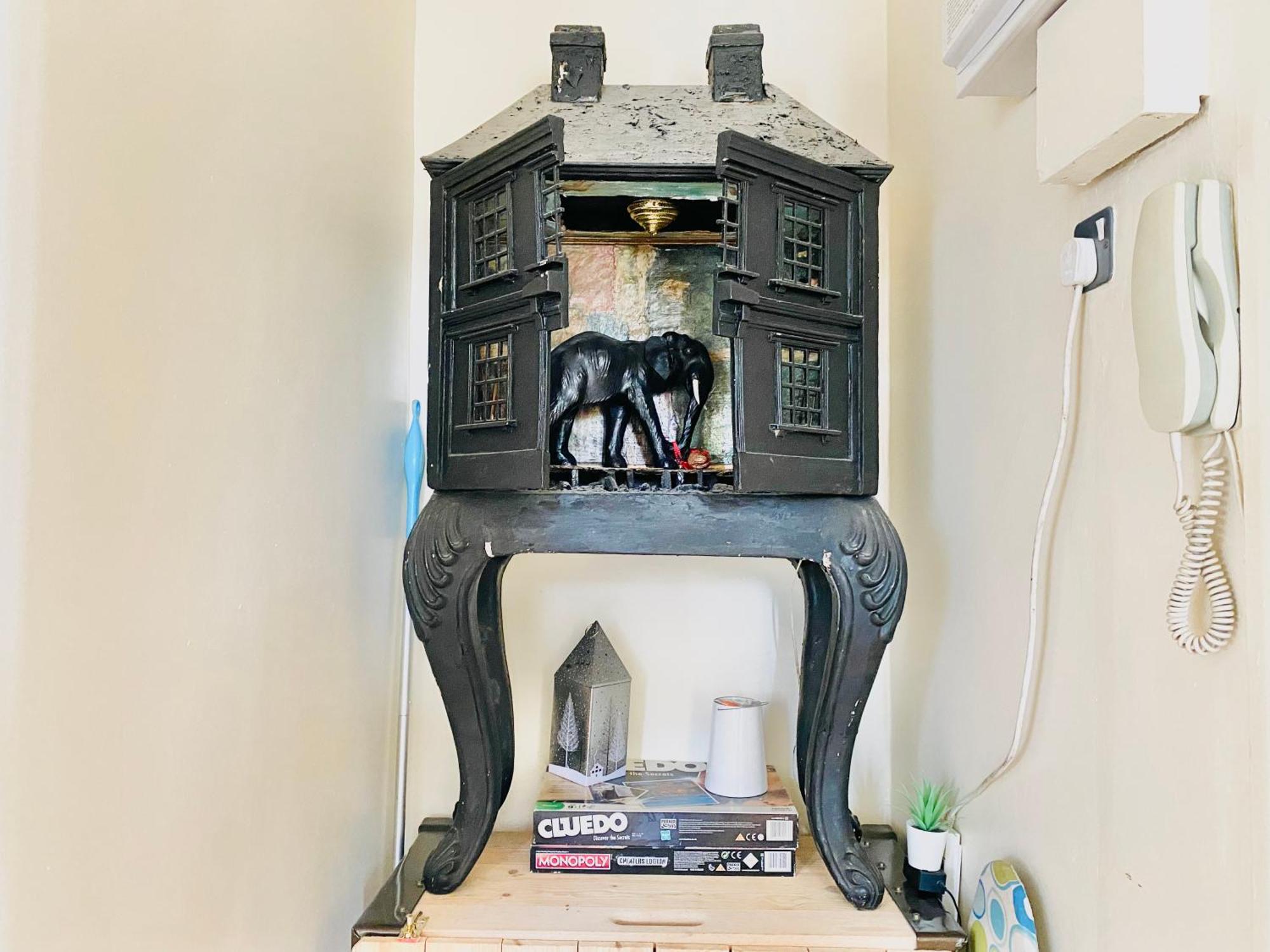 London's East End 2 Bedroom Apartment *