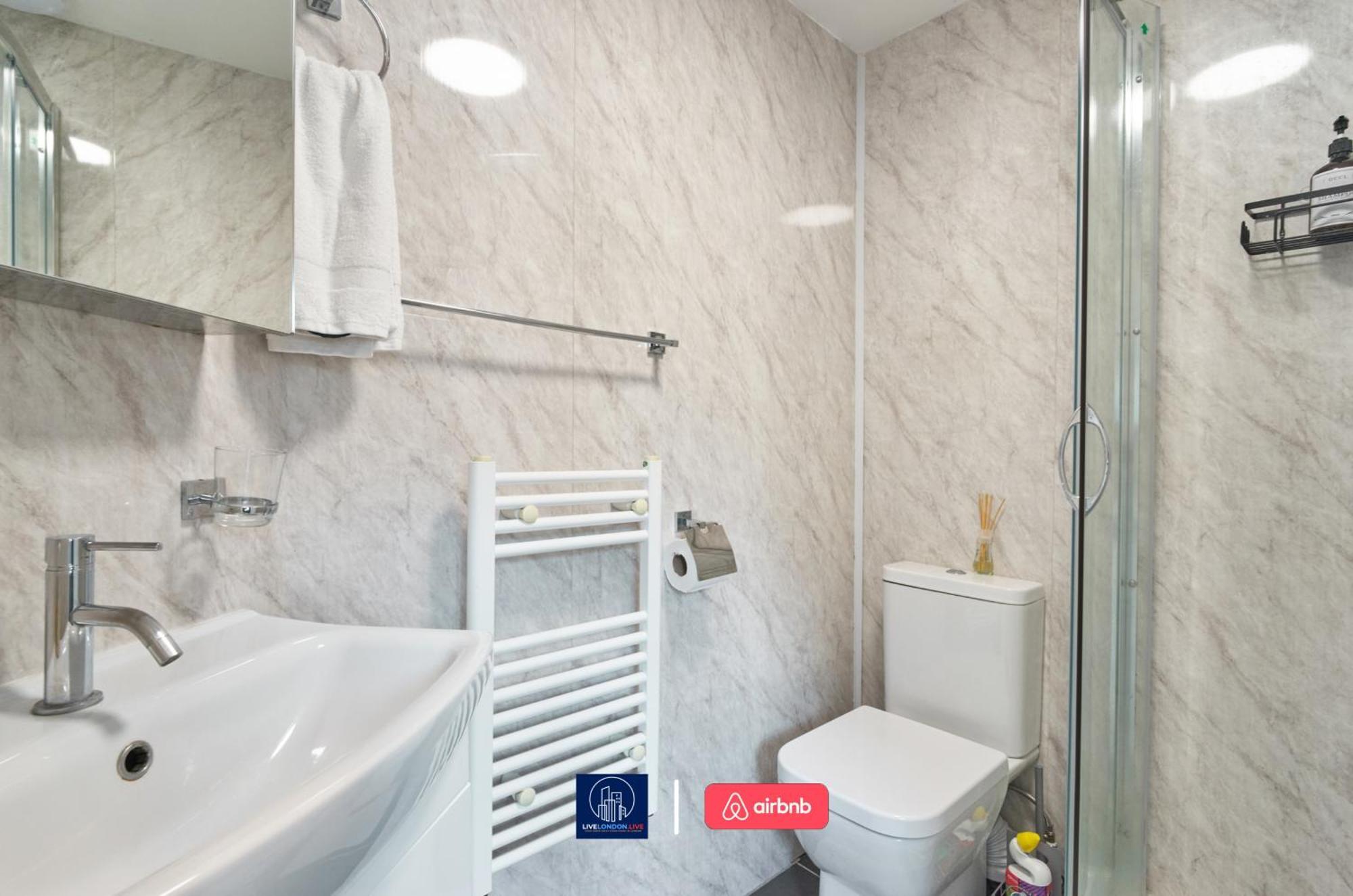 Apartment Last-minute Specials L Sleeps Up To 4 Guests L One-bedroom With King Bed And High Ceilings Near Camden By Live Short Lets & Serviced London