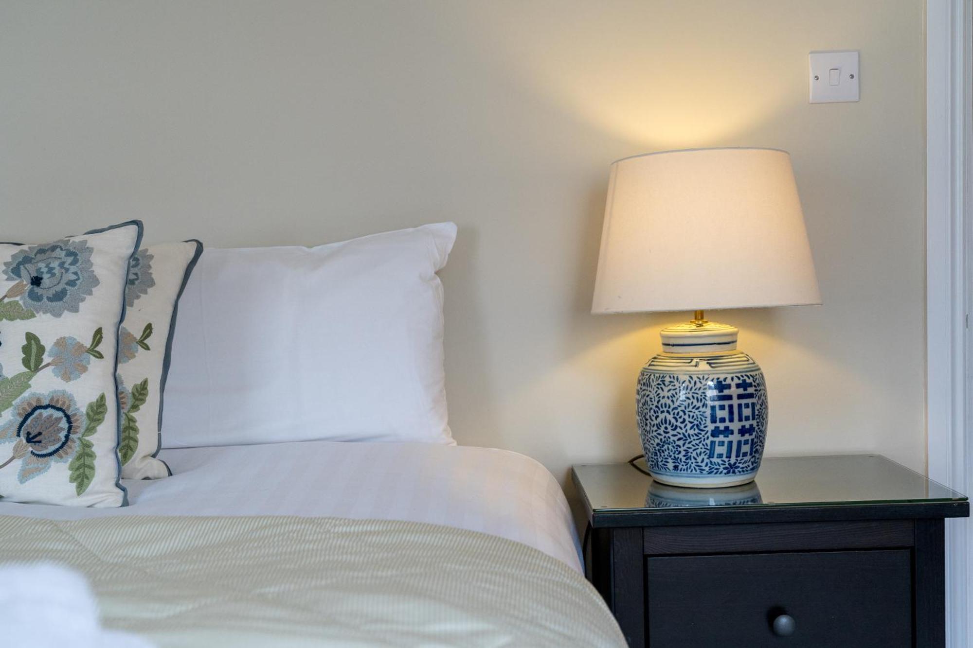 Spacious Flat Near Victoria And Warwick Square