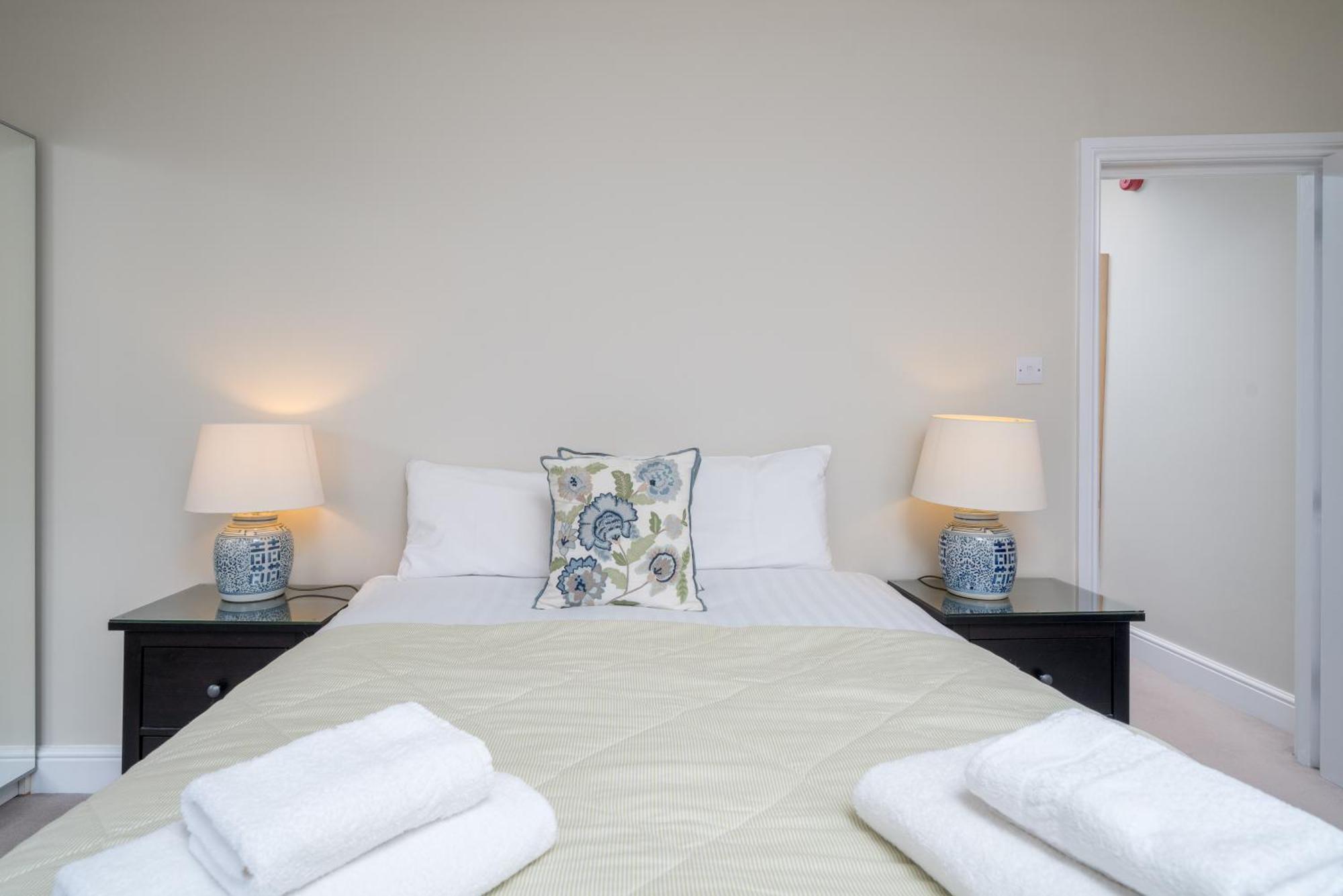 Spacious Flat Near Victoria And Warwick Square Apartamento Londres