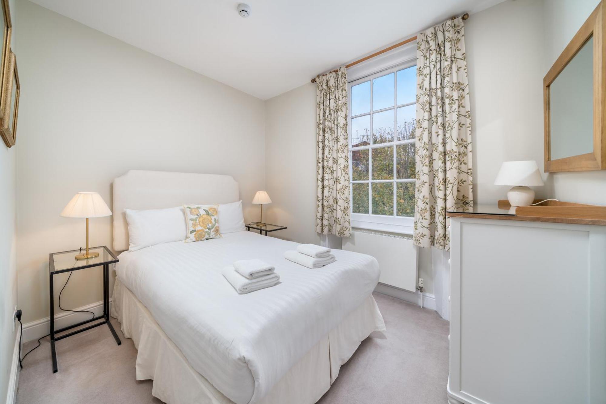 Spacious Flat Near Victoria And Warwick Square *