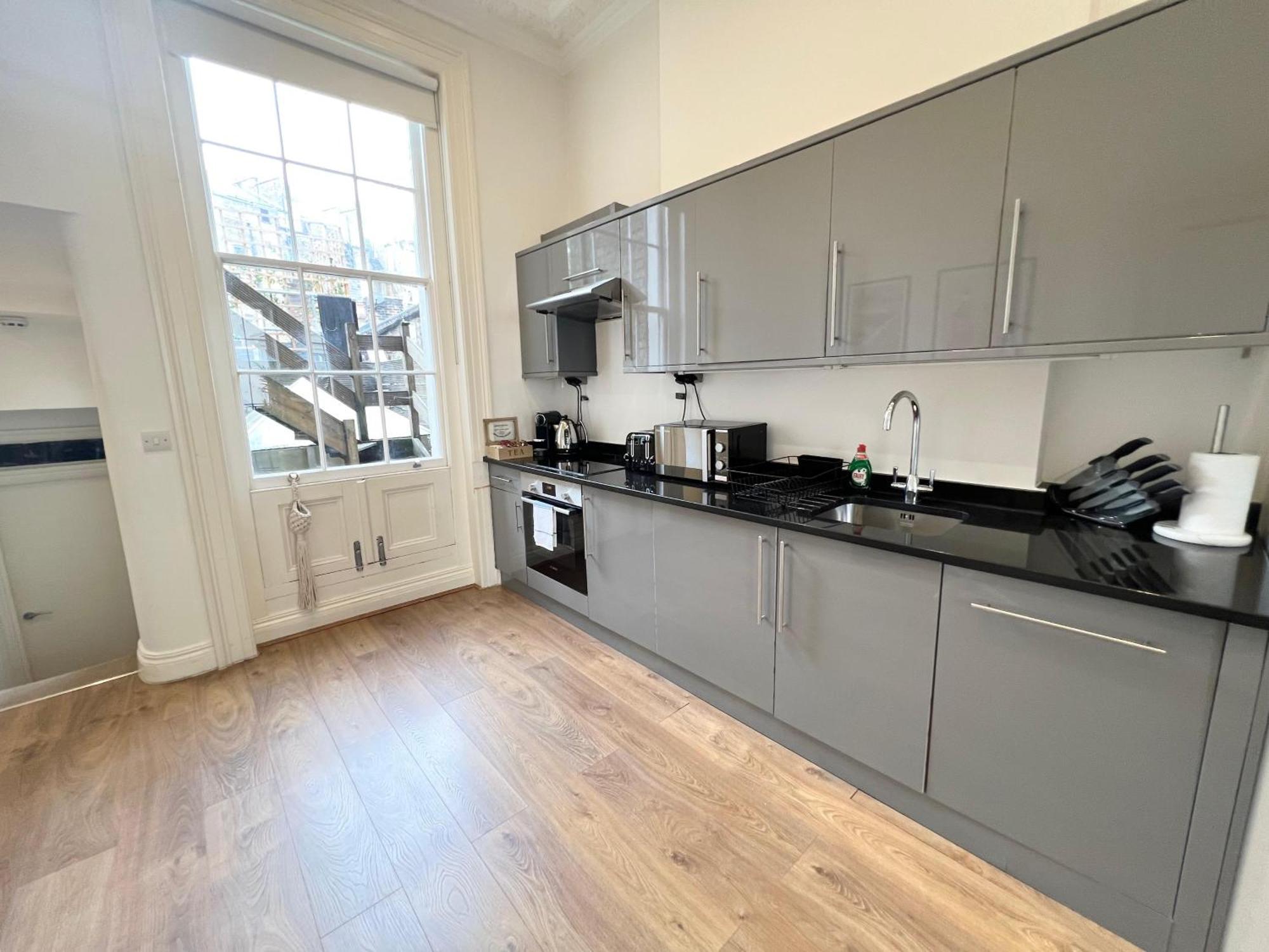 Large 3 Bed 3 Bath Apartment- Apartamento *