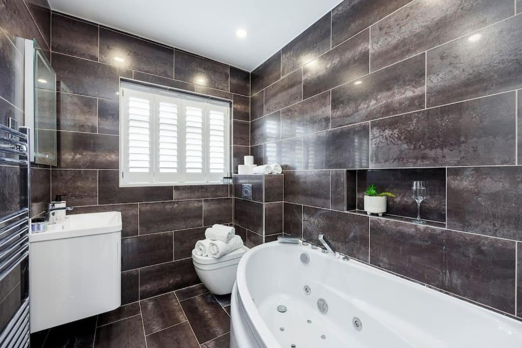 5 Bedroom Home, London, Games , Pool Table , Air Hockey Weekly & Monthly Offers With Free Parking * London