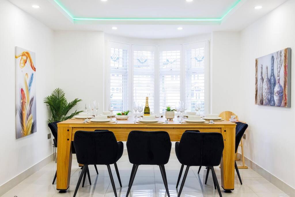 Apartment 5 Bedroom Home, London, Games , Pool Table , Air Hockey Weekly & Monthly Offers With Free Parking London